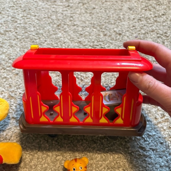 Daniel Tiger's Neighborhood Trolley & Figure Pull Back and Go Action Hand Puppet - Picture 5 of 6
